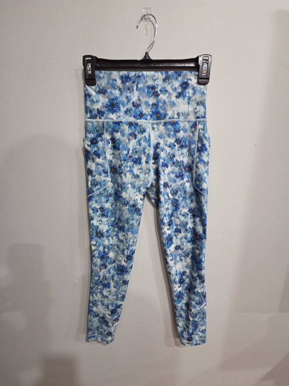 Athleta Salutation Stash 7/8 Tight Blue Floral Print Leggings